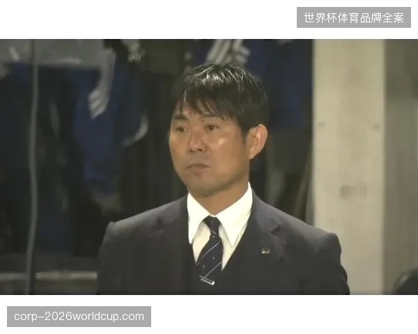 日本队防线将面临严峻考验，如何限制荷兰队的高空优势成为首战关键